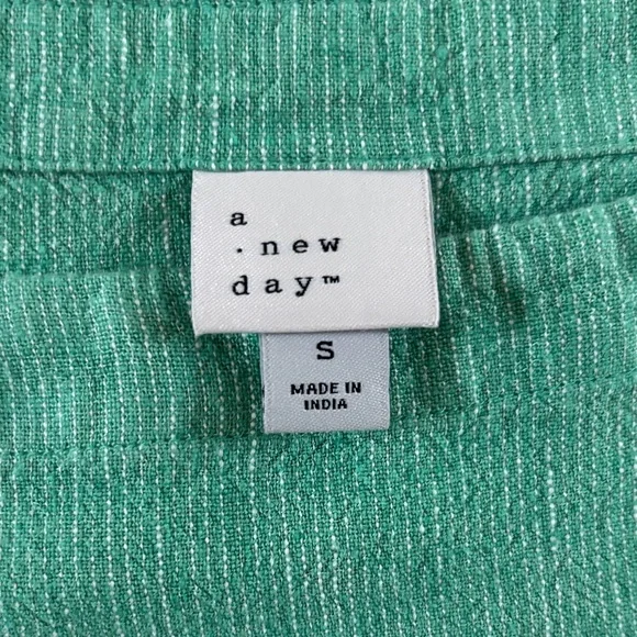 A New Day Green Sleeveless Top - Picture 2 of 7